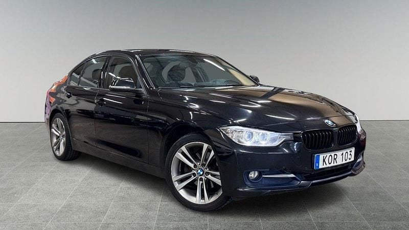 Svart Begagnad 2015 BMW 320 Sport Line Sedan | 154 900 kr (Bra pris) - Bild 1/4