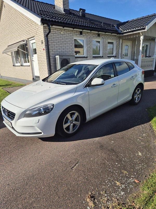 Vit Begagnad 2016 Volvo V40 Momentum Kombi | 145 000 kr (Marknadspris) - Bild 1/4
