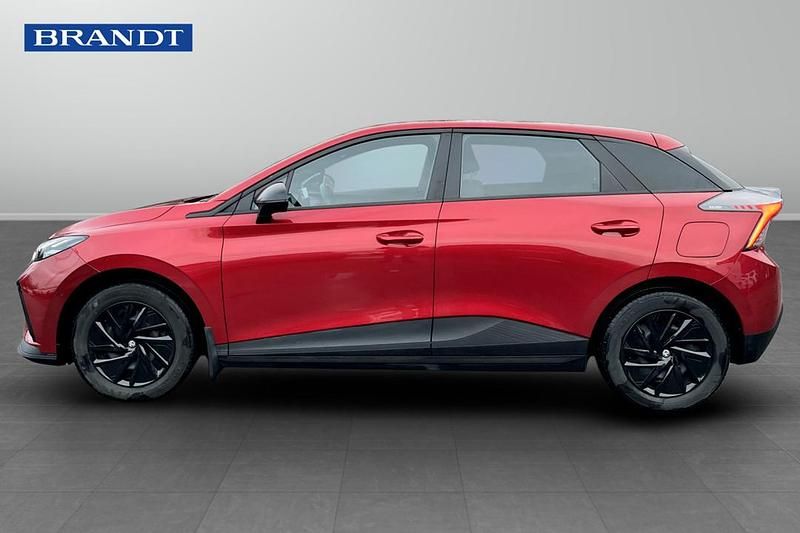 Begagnad MG MG4 EV 2023 Röd Halvkombi