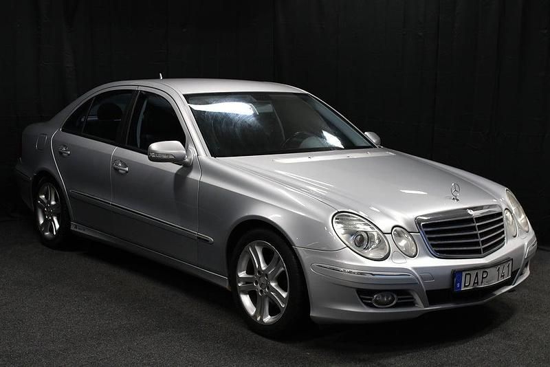 Silver Begagnad 2006 Mercedes E200 Sedan | 89 900 kr (Marknadspris) - Bild 1/4