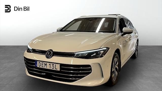 Vit (pure white) Begagnad 2024 VW Passat Business Kombi | 369 500 kr (Marknadspris) - Bild 1/4