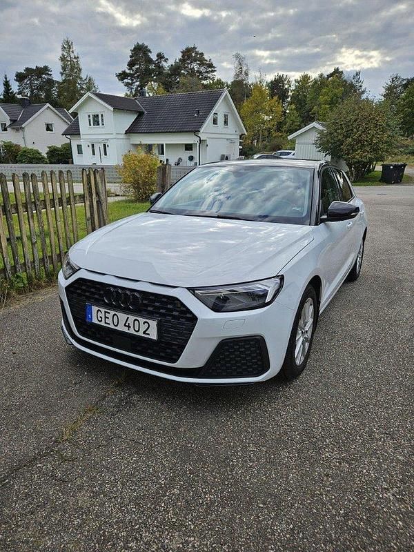 Vit Begagnad 2019 Audi A1 Sportback Proline Halvkombi | 195 000 kr (Marknadspris) - Bild 1/4