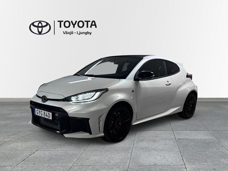 Vit Begagnad 2024 Toyota Yaris Premium Halvkombi | 599 000 kr (Marknadspris) - Bild 1/4