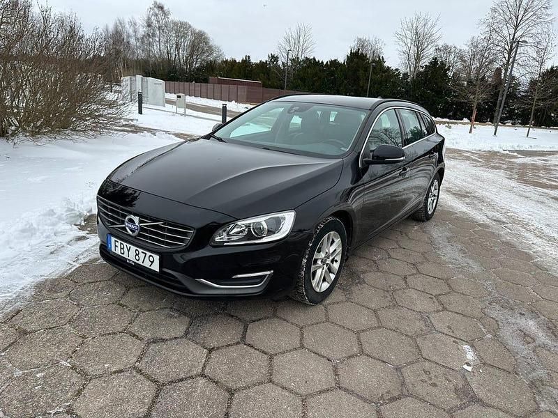 Svart Begagnad 2015 Volvo V60 Momentum Kombi | 92 000 kr - Bild 1/4