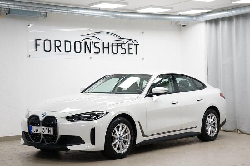 Vit Begagnad 2023 BMW i4 Sedan | 429 000 kr (Superpris) - Bild 1/4