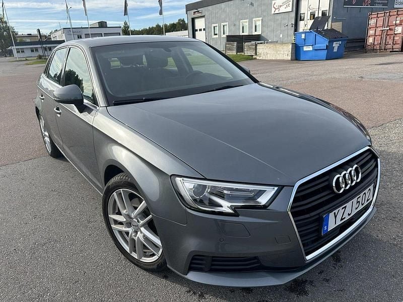 Grå Begagnad 2018 Audi A3 Sportback Proline Halvkombi | 186 900 kr (Marknadspris) - Bild 1/4