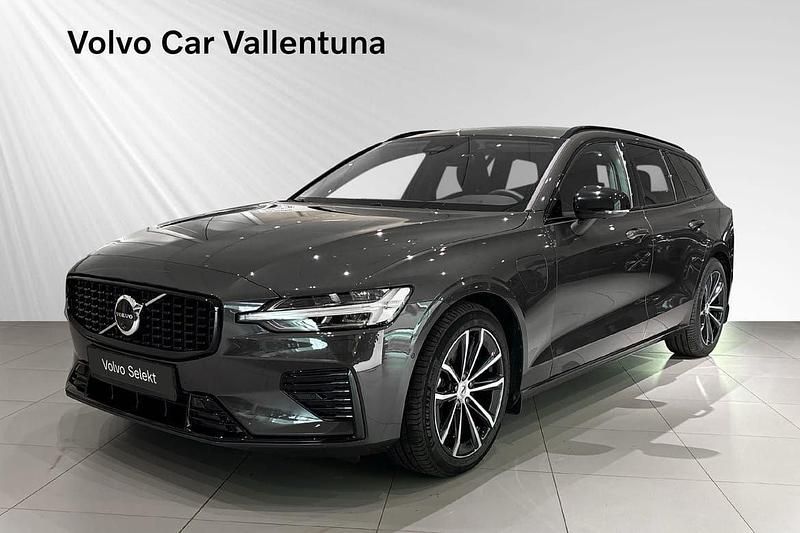 Grå Begagnad 2025 Volvo V60 Plus Kombi | 484 900 kr (Marknadspris) - Bild 1/3