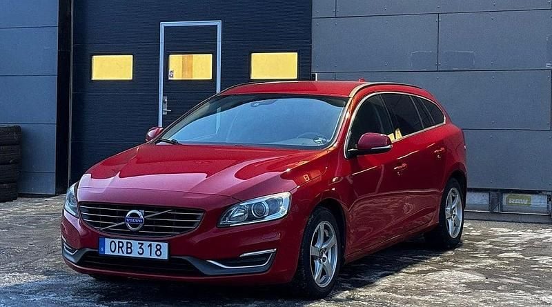 Röd Begagnad 2014 Volvo V60 Momentum Kombi | 119 800 kr (Marknadspris) - Bild 1/4