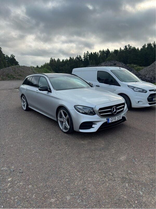 Silver Begagnad 2017 Mercedes E220 AMG line Kombi | 290 000 kr (Lite dyr) - Bild 1/4