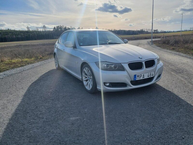 Grå Begagnad 2010 BMW 320 Comfort Edition Sedan | 114 900 kr (Lite dyr) - Bild 1/4