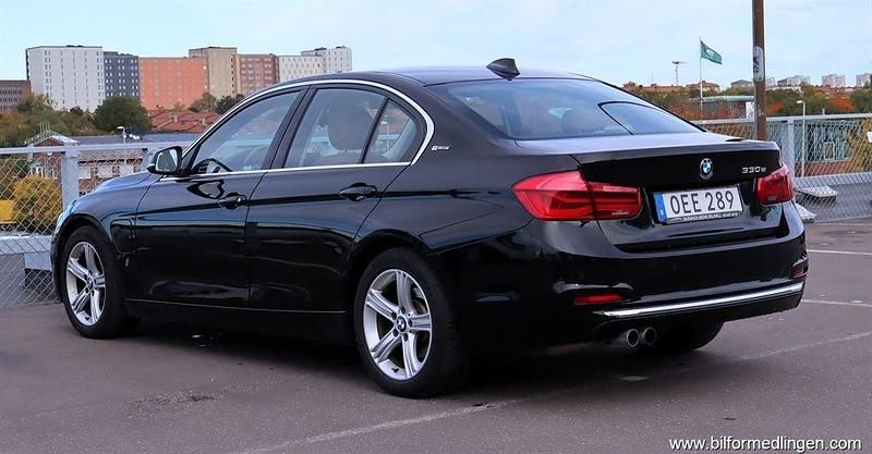 Begagnad BMW 330e Luxury Line 184 HK (135 kW) 2016 Svart Sedan