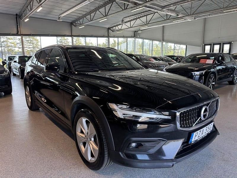 Begagnad Volvo V60 CC Momentum 198 HK (145 kW) 2020 Svart Kombi
