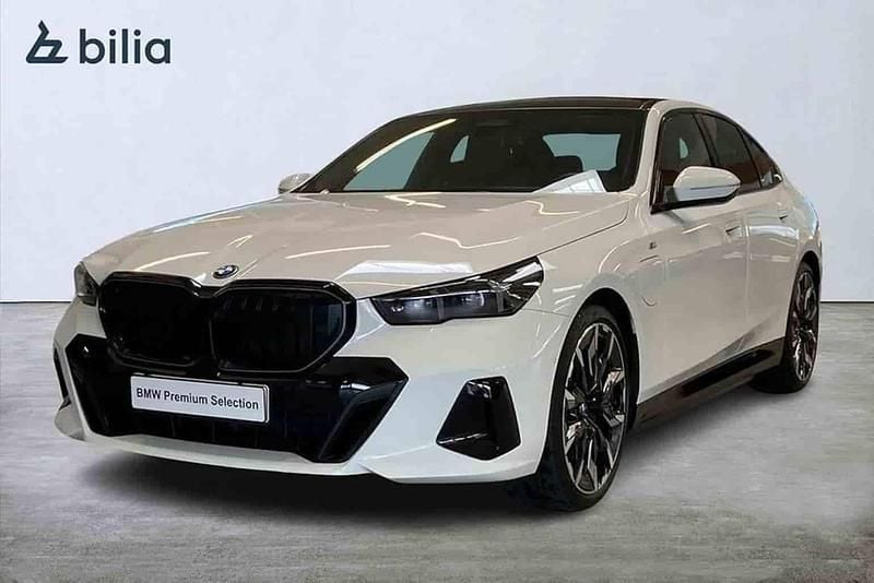Vit Begagnad 2025 BMW 530e M Sport Sedan | 697 800 kr (Marknadspris) - Bild 1/1