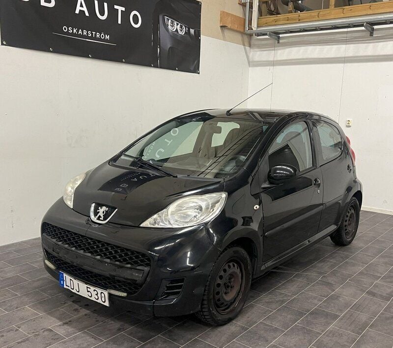 Svart Begagnad 2010 Peugeot 107 Halvkombi | 19 900 kr (Dyr) - Bild 1/4