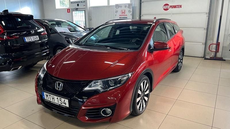 Röd Begagnad 2015 Honda Civic Sport Kombi | 109 000 kr (Marknadspris) - Bild 1/4