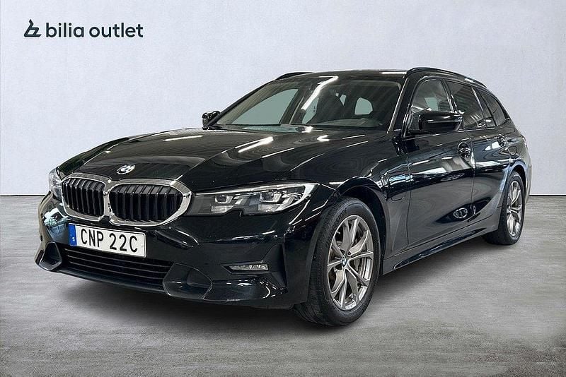 Svart Begagnad 2020 BMW 330e Sport Line Kombi | 269 900 kr (Marknadspris) - Bild 1/4