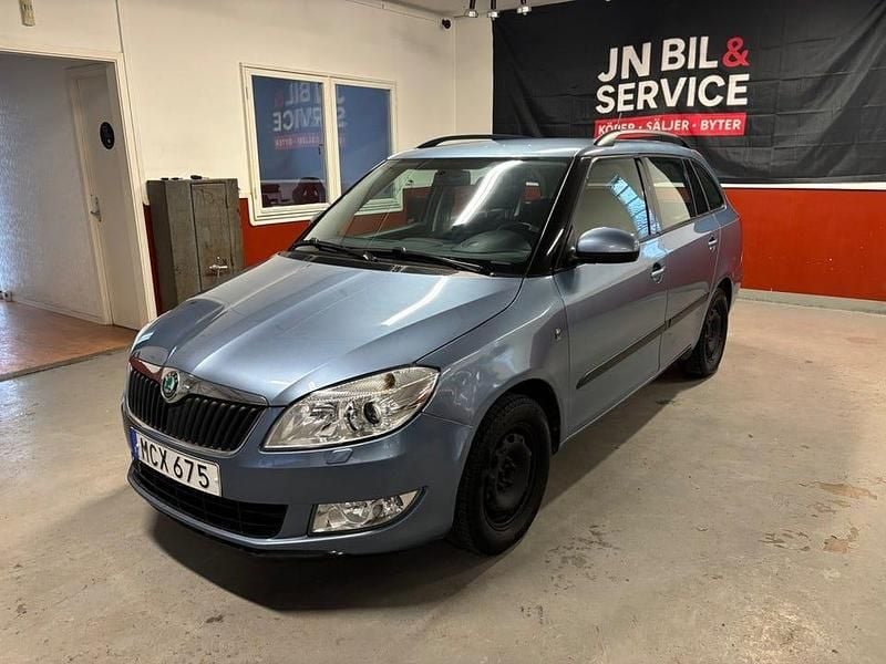 Blå Begagnad 2012 Skoda Fabia Elegance Kombi | 42 900 kr (Marknadspris) - Bild 1/4