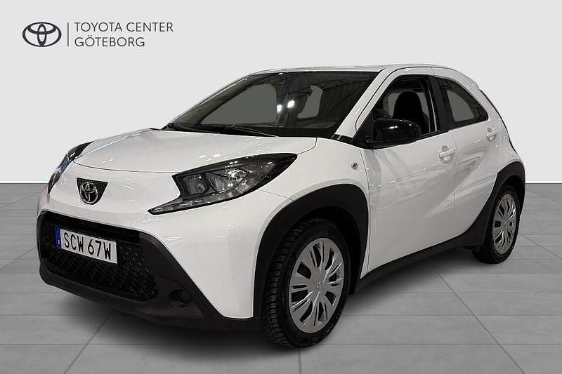 Vit Begagnad 2023 Toyota Aygo X Play SUV | 149 900 kr (Marknadspris) - Bild 1/2