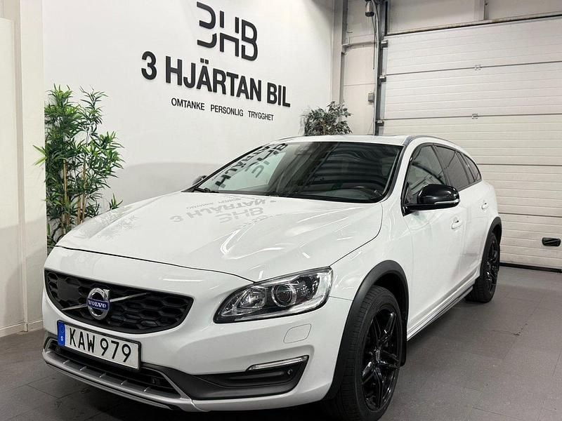 Vit Begagnad 2016 Volvo V60 CC Kombi | 179 900 kr (Bra pris) - Bild 1/4