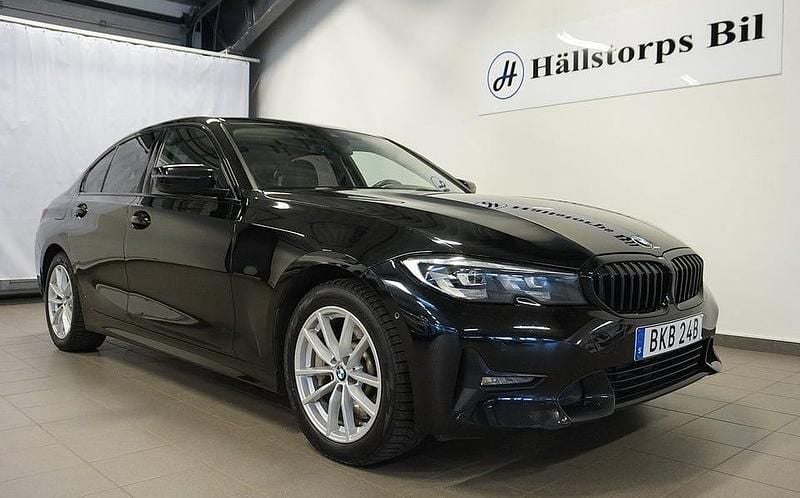 Svart Begagnad 2020 BMW 330 Sport Line | 249 900 kr (Superpris) - Bild 1/4