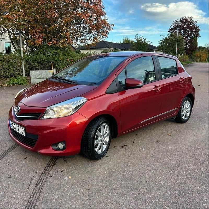 Röd Begagnad 2011 Toyota Yaris Active Halvkombi | 58 500 kr (Marknadspris) - Bild 1/4