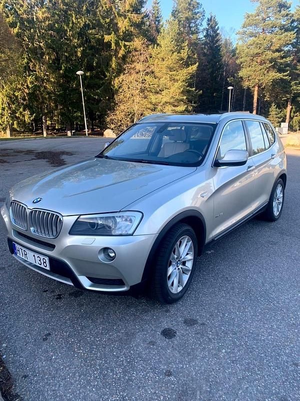 Ljusgrå metallic (oyster grey metallic) Begagnad 2011 BMW X3 SUV | 135 000 kr (Bra pris) - Bild 1/4