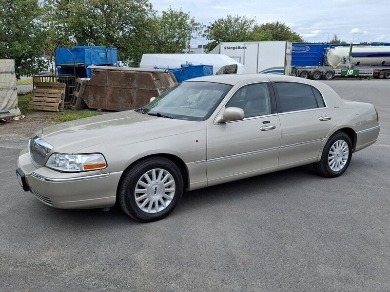 Gul Begagnad 2004 Lincoln Town Car Sedan | 130 000 kr - Bild 1/4
