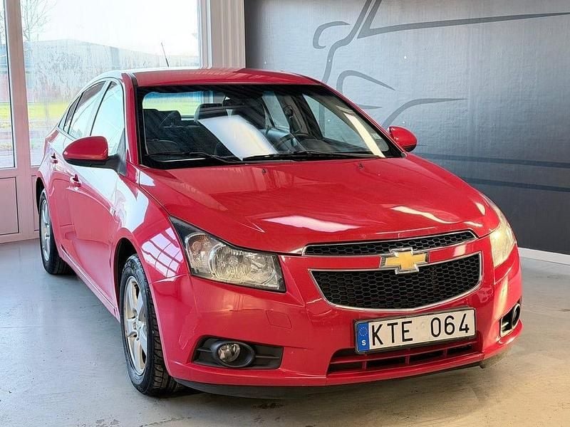 Röd Begagnad 2010 Chevrolet Cruze Sedan | 44 900 kr (Marknadspris) - Bild 1/4