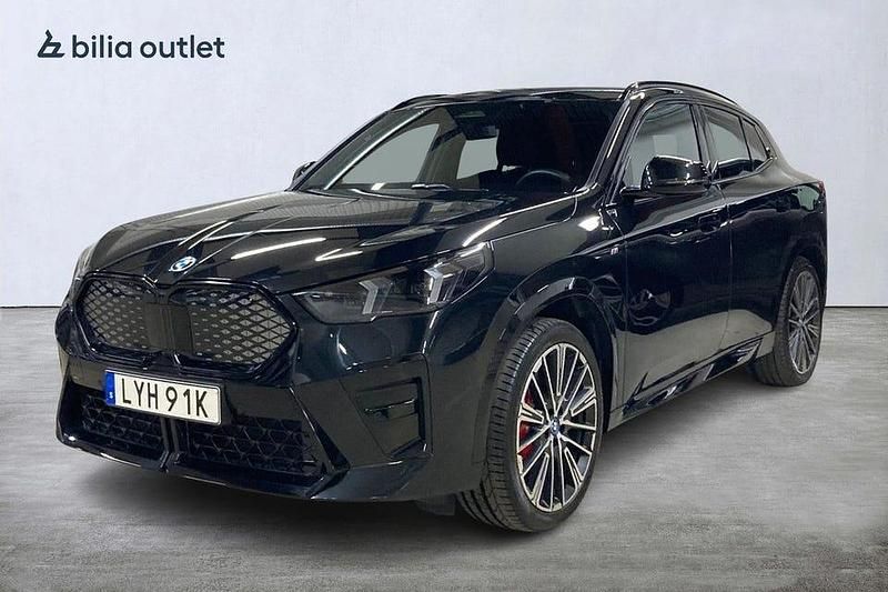 Svart Begagnad 2024 BMW iX2 M Sport SUV | 529 900 kr - Bild 1/3