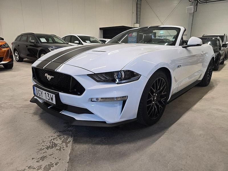 Vit Begagnad 2022 Ford Mustang GT Convertible Cab | 599 500 kr (Marknadspris) - Bild 1/4