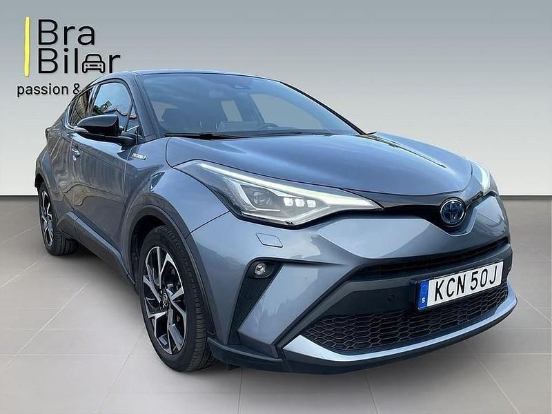 Grå Begagnad 2021 Toyota C-HR Edition SUV | 279 900 kr (Marknadspris) - Bild 1/4