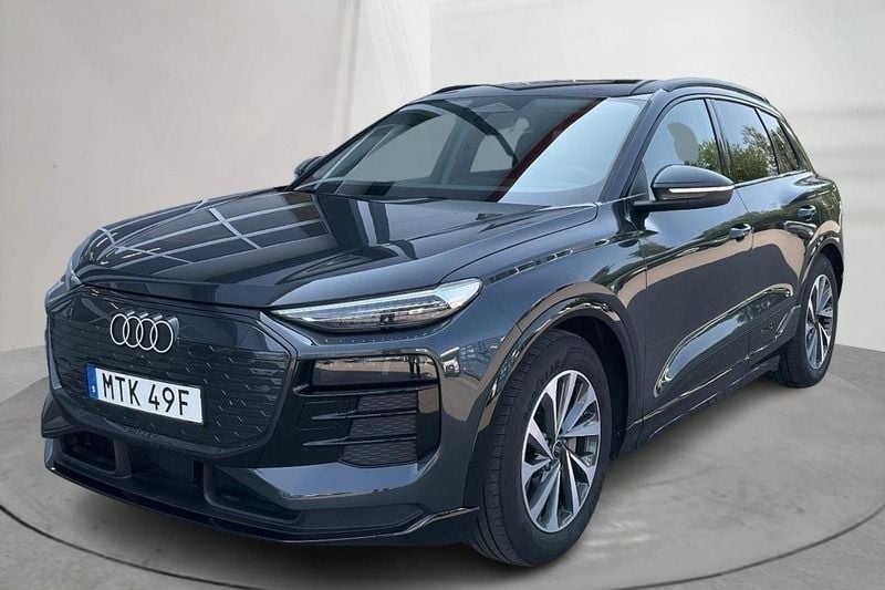 Grå Begagnad 2025 Audi Q6 e-tron Comfort SUV | 630 000 kr (Superpris) - Bild 1/4
