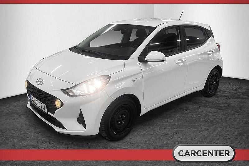Vit Begagnad 2022 Hyundai i10 Essential Halvkombi | 134 500 kr (Marknadspris) - Bild 1/4