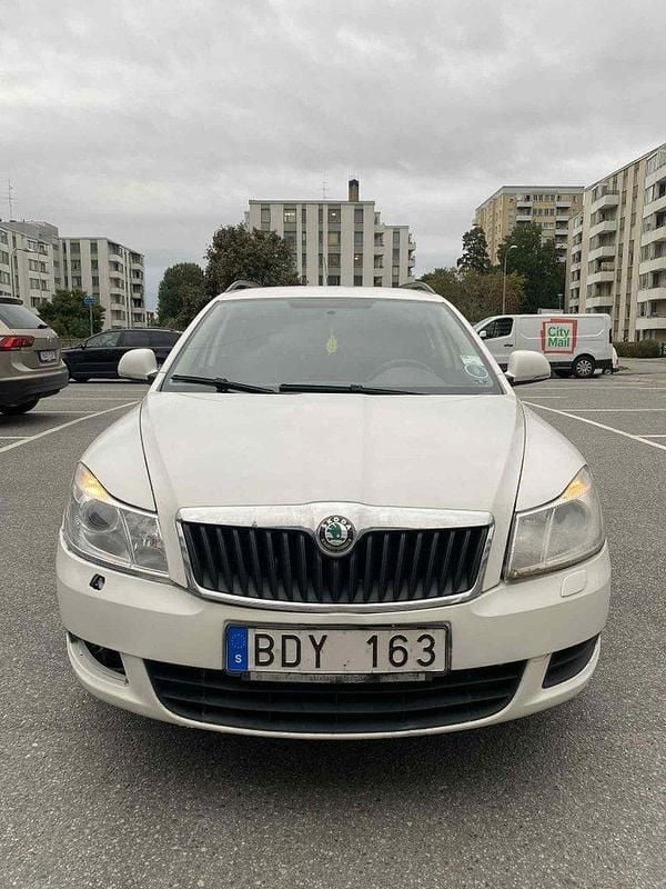 Vit Begagnad 2013 Skoda Octavia Ambiente Kombi | 30 000 kr (Superpris) - Bild 1/4