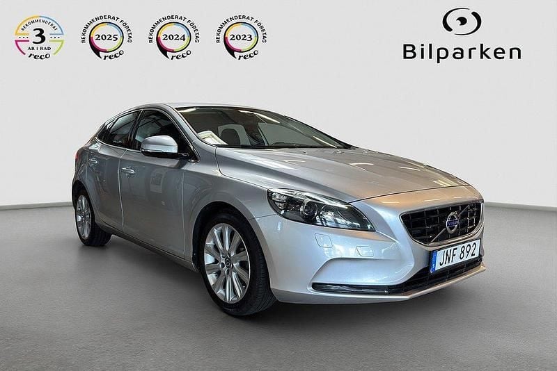 Silver Begagnad 2014 Volvo V40 Momentum Kombi | 139 990 kr (Marknadspris) - Bild 1/4