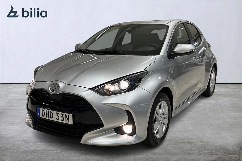 Silver Begagnad 2024 Toyota Yaris Hybrid Active Halvkombi | 244 900 kr (Marknadspris) - Bild 1/4