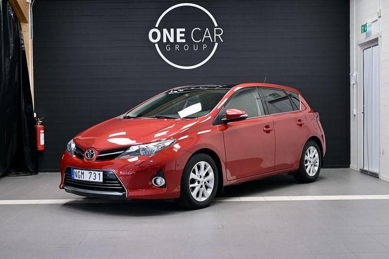 Mörkröd Begagnad 2013 Toyota Auris Executive Halvkombi | 129 800 kr (Dyr) - Bild 1/4