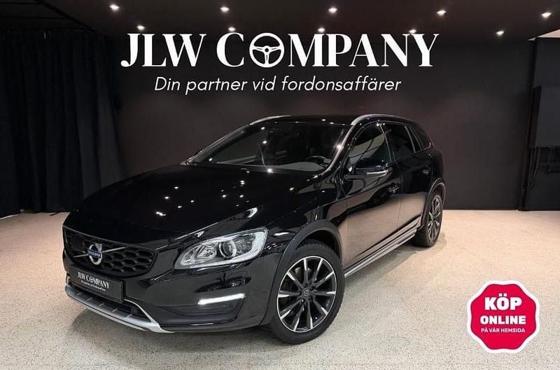 Begagnad Volvo V60 CC Momentum 190 HK (139 kW) 2018 Onyx black metallic Kombi