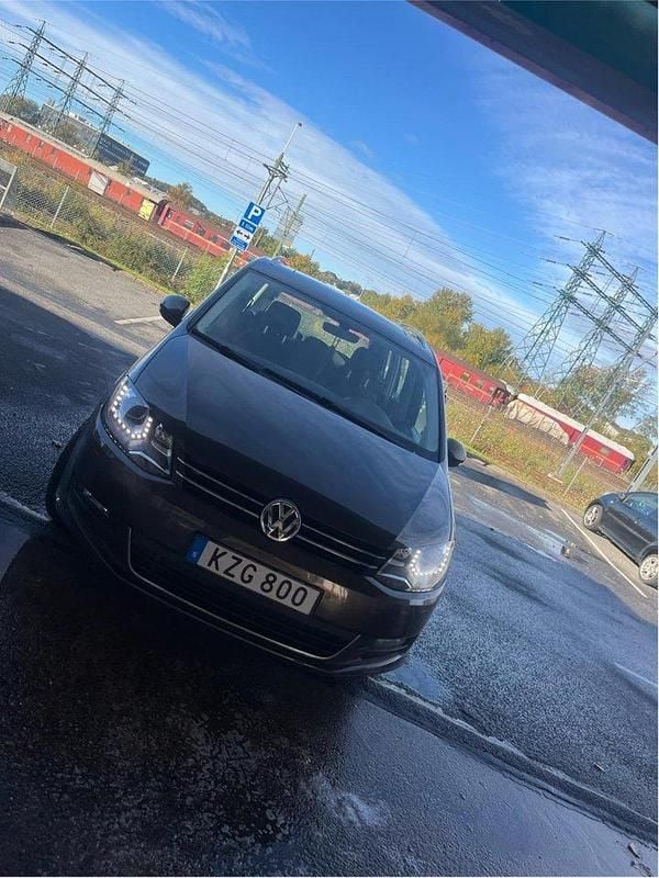 Brun Begagnad 2016 VW Sharan Minibuss | 156 000 kr (Marknadspris) - Bild 1/4