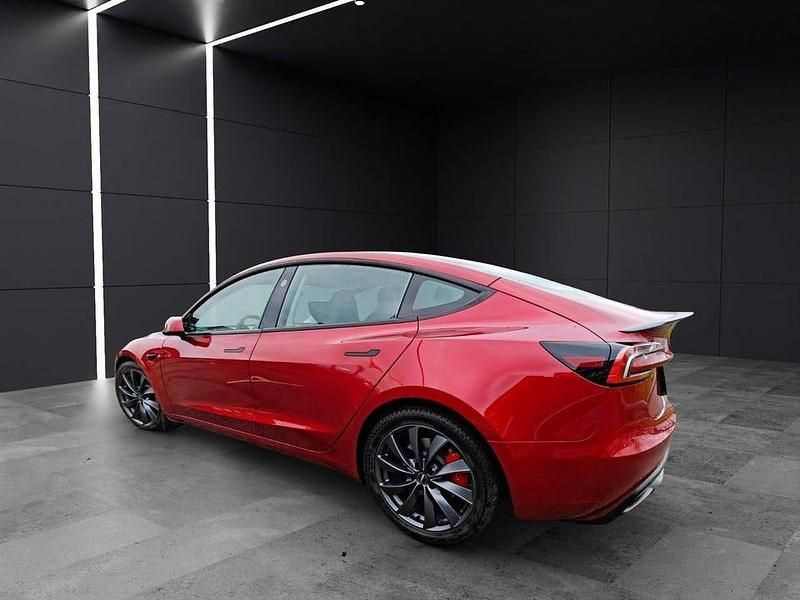 Begagnad Tesla Model 3 Performance 461 kW (627 HK) 2024 Röd (ultra red) Sedan