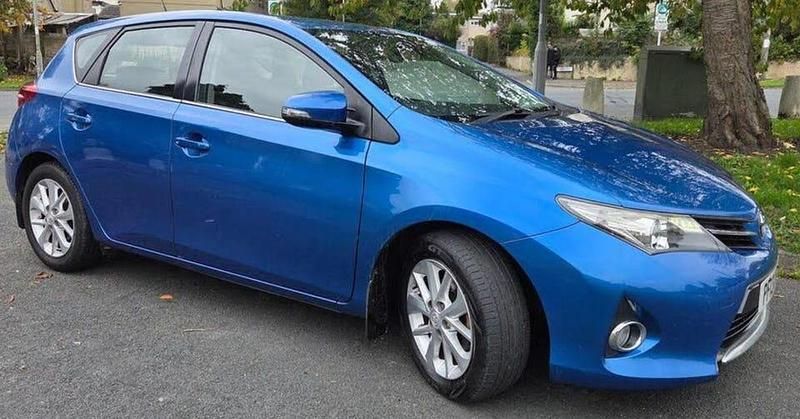 Begagnad Toyota Auris Hybrid 136 HK (100 kW) 2013