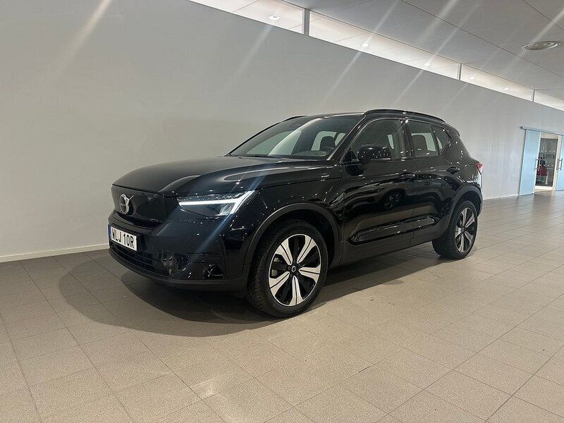 Svart Begagnad 2022 Volvo XC40 Core SUV | 359 500 kr - Bild 1/4