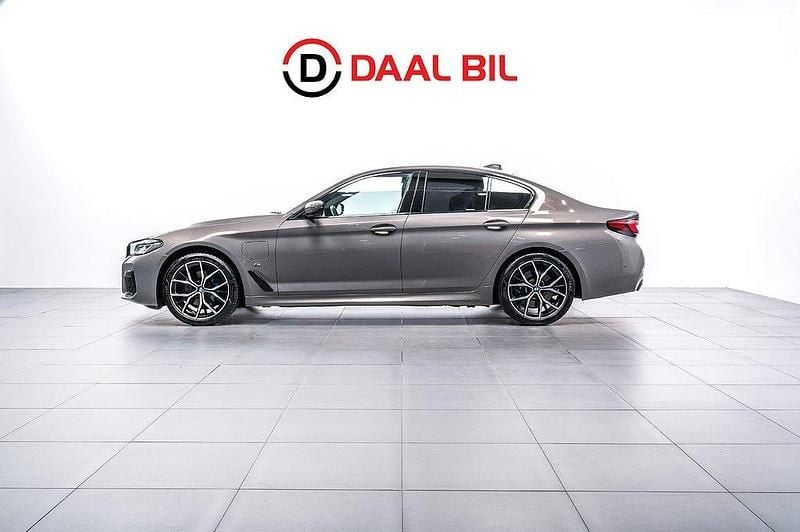 Grå Begagnad 2020 BMW 530e M Sport Sedan | 399 700 kr (Lite dyr) - Bild 1/4