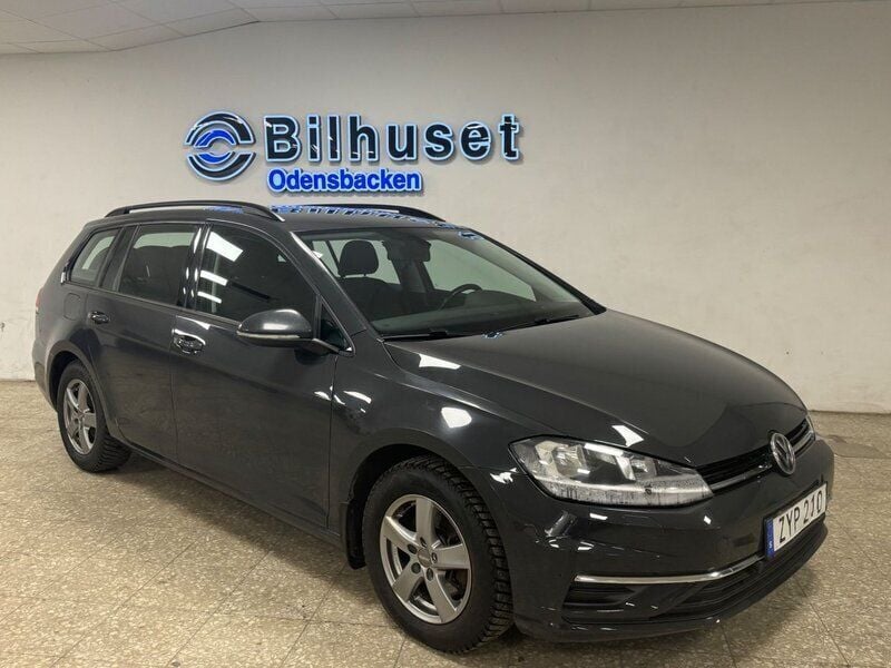 Mörkgrå (grå) Begagnad 2018 VW Golf VII Kombi | 109 000 kr (Bra pris) - Bild 1/4