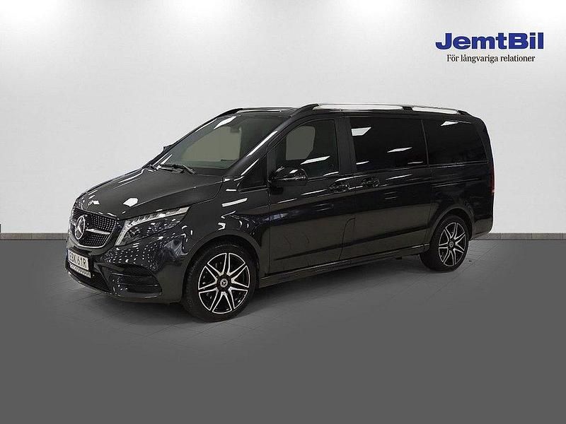 Mörkgrå Begagnad 2022 Mercedes V300 AMG line Minibuss | 649 000 kr (Bra pris) - Bild 1/4