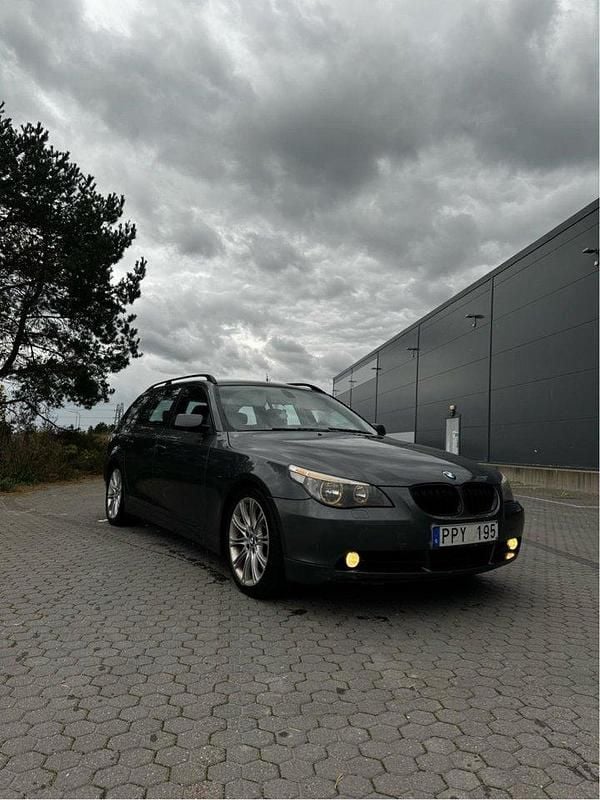 Grå Begagnad 2007 BMW 525 Kombi | 37 000 kr (Marknadspris) - Bild 1/4