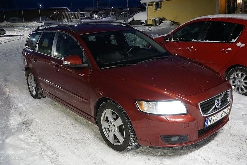 Röd Begagnad 2010 Volvo V50 Momentum Kombi | 54 900 kr (Marknadspris) - Bild 1/4