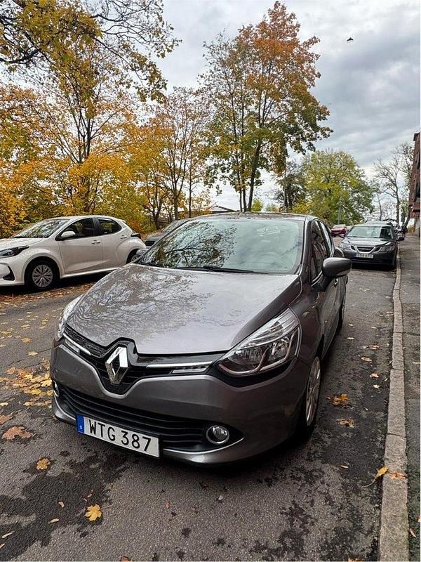 Grå Begagnad 2015 Renault Clio IV Halvkombi | 60 000 kr (Bra pris) - Bild 1/4