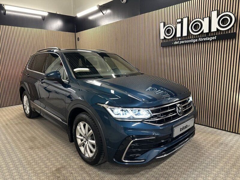 Blå Begagnad 2021 VW Tiguan R-line SUV | 339 000 kr (Marknadspris) - Bild 1/4