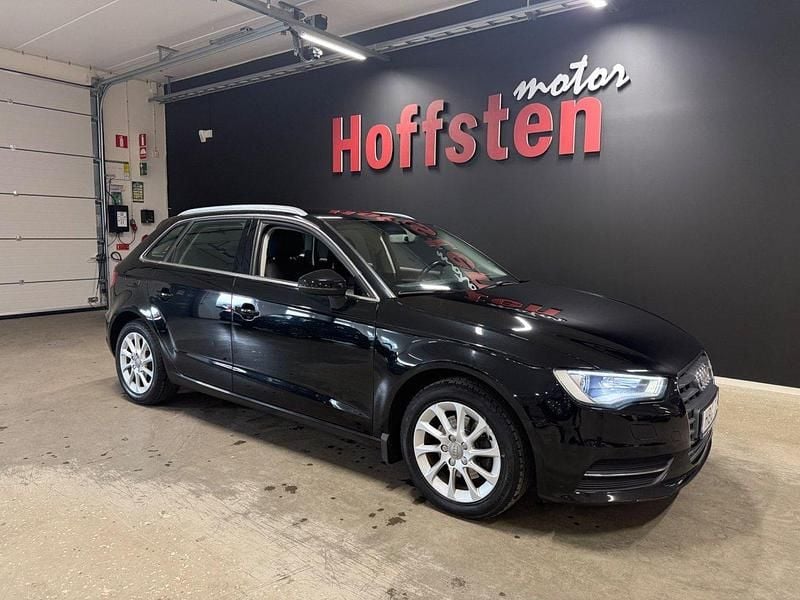 Svart Begagnad 2015 Audi A3 Sportback Attraction Halvkombi | 144 900 kr (Marknadspris) - Bild 1/4